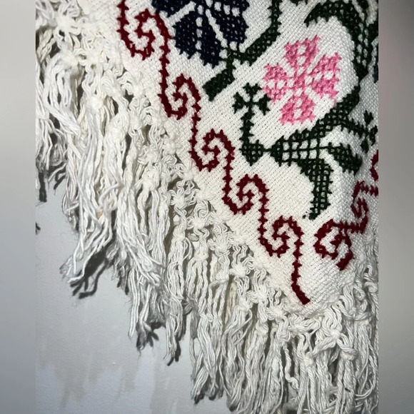 Embroidery Floral poncho for Girls S/M - Picture 3 of 4